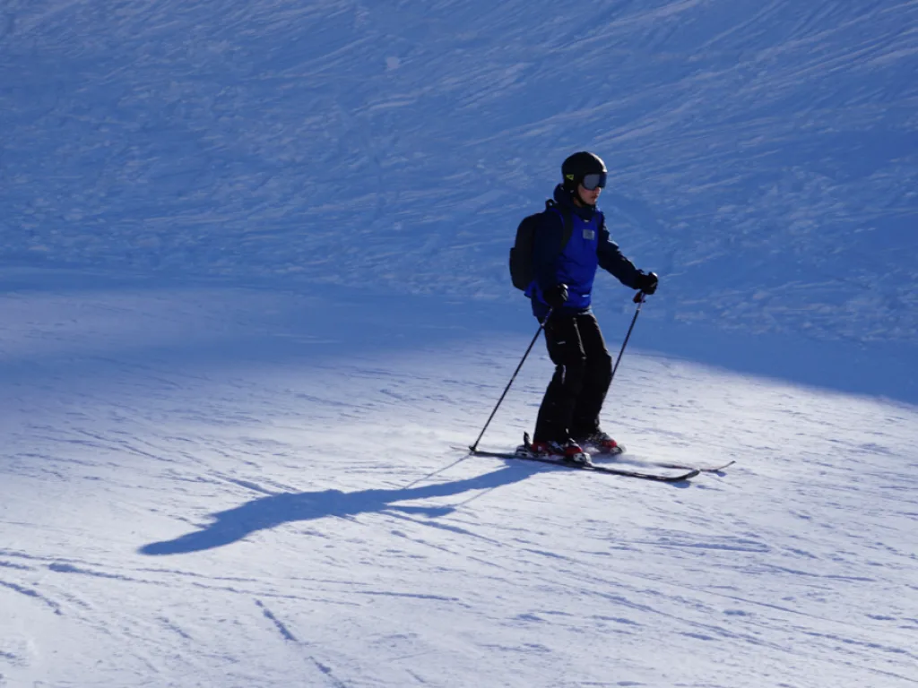 Skifahrer zieht einen Schwung auf der freien Piste.